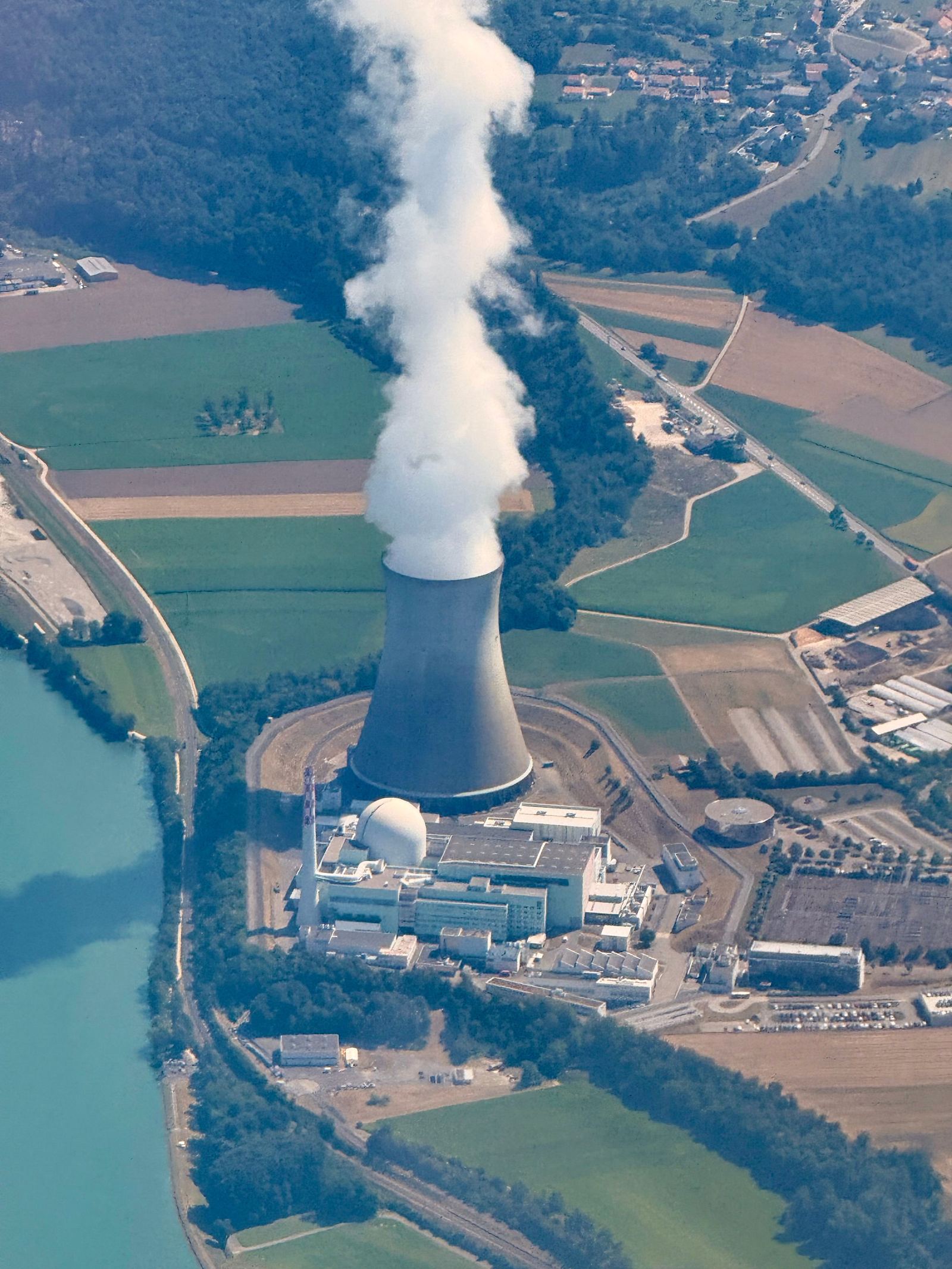 Vista aérea de una instalación nuclear con su torre de refrigeración